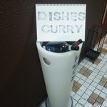 DISHes Curry - このスケッチブックが看板代わり