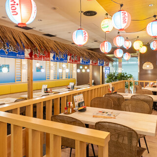 ビーチサイド風のテーブル席や居酒屋風の席も◎多彩なシーンに♪