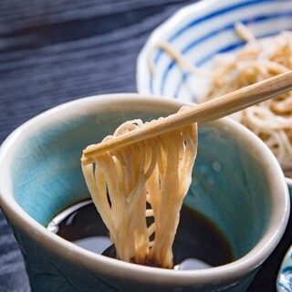 市場から仕入れる鮮魚や、つゆにもこだわる手打ち蕎麦がおすすめ