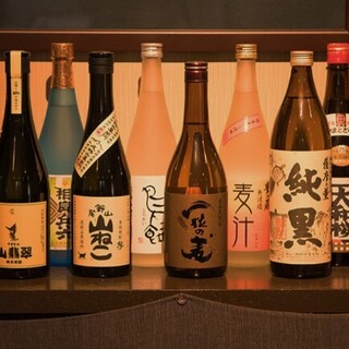 取引先の酒屋さんが蔵元から厳選。こだわりの焼酎や日本酒を