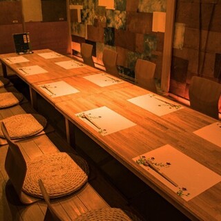 個室の掘り炬燵座席あり。温もり感じる落ち着いた雰囲気の店内
