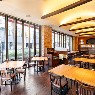 昼と夜で雰囲気が変わる、落ち着いた空間◎貸切や二次会利用も可