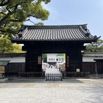 とんかつ 井筒 - WWⅡの大空襲でも消失を免れた 徳川園の黒門 (奥に写っている建物は徳川美術館入口)