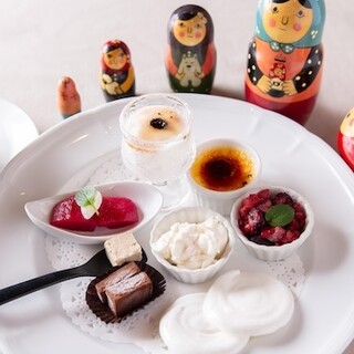 ロシアの伝統菓子を少しずつ楽しめるデザートプレートが魅力♪