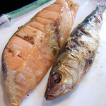 紀文亭 - 焼き魚定食の鮭とイワシの丸干し