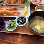 くるまえびキッチンTAMAYA - 定食にはもずく酢、漬物、味噌汁、ご飯がつきます