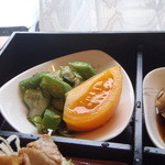 すぎやま - オクラとキュウリの和え物　黄色いピーマン添え