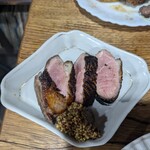 ナカガワ☆スエ食堂 - 鴨肉の炭火焼（通常メニューではありません）鴨肉の甘みと炭の香りがベストマッチ！酒が欲しい笑