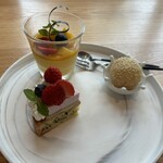 THE GARDEN - 紅茶のタルトとイチゴムース、マンゴープリン、胡麻団子