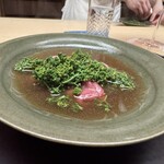 徳ㇵ本也 - ◆花山椒鍋 丹波牛のヒレとサーロイン
      柔らかい蕾の口当たり、上品で爽やかな香りはこの季節限定のご馳走ですね。松本さんの花山椒の量は桁違いです。