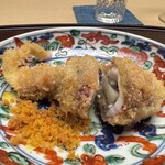 徳ㇵ本也 - ヒメコイカのフライ　筍　からすみ
      ヒメコイカの甲羅を抜いてその中に甲羅代わりの筍を忍ばせて。フレッシュなイカの塩辛（塩辛不使用）のフライを食べているような感覚でこれはお酒がススム君♪