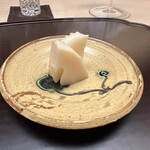 徳ㇵ本也 - 焼き芋風　大原野朝堀り白子筍
      じわーっと筍の甘味が身体に沁みます。歯応えはシャクッホクッとして柔らかです。鼻から抜ける香りは玉蜀黍を彷彿とさせる香りでした。