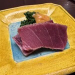 徳ㇵ本也 - シビ鮪の赤身のコク、酸味と鉄、脂の甘味、藁の上品な香りが渾然一体となり美味しいのなんのです。鮪の酸と酢味噌の酸は抜群の組み合わせで素敵。そして器を含めた色彩感覚も美しく芸術的です。