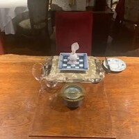 貝殻亭 - 芸術家岡本太郎が愛した席がロングテーブルに。開店当時よく席でたそがれていたとか。