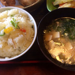 野菜御飯とお味噌汁。