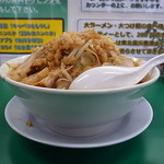 中豚ラーメン（カタメ、野菜チョイマシ、ニンニク、アブラ）