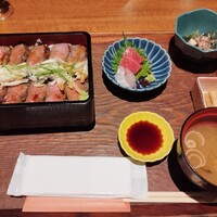 美食米門  - 国産牛赤身肉の鉄板焼き重御膳1680円