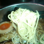 ZUND-BAR - 醤油こってりらーめんの極細麺をリフトアップ