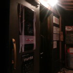 ZUND-BAR - 夜は真っ暗　入り口だけ明かりがある