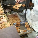 本家荒神せんべい　宝玉堂 - 1枚づつ手作業で焼き上げていくのです。