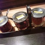 ホーカーズ - テーブル上には、福神漬け、ナンプラー、チリパウダー。