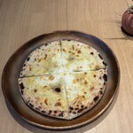 arc shisha bar - クアトロフォルマッジ（4種のチーズピザ）　4種チーズの濃厚な旨みが口いっぱいに広がる、香ばしく焼き上げた大人のチーズピザ。ワインやシーシャと相性抜群。