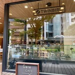 ゲートカフェ - 外観。ツインバードの商品が飾られており、ショールームにカフェが入っているような感じでとてもおしゃれな雰囲気です。