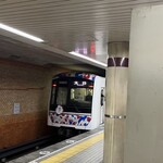 たけうちうどん店 - ミャクミャクラッピング電車、一両目と最後だけ谷町線だけど