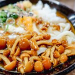 ヨコクラうどん - 温玉明太ぶっかけの残り出汁をなめこおろしにOn!