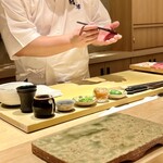 鮨 華 - 握りを握る板さん