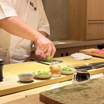 鮨 華 - 山葵をする板さん