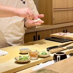 鮨 華 - 握りを握る板さん