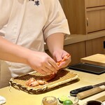 鮨 華 - 車海老を剥く板さん