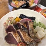 司食堂 - 鰹たたき5貫とナスのたたきサラダ