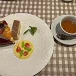 マンマパスタ - ①デザートワゴンサービス
      デザート3種盛り・ドリンク付950(フランソワーズ・フルーツタルト・モンブラン)