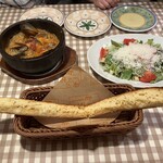 マンマパスタ - 石鍋あさりとムール貝のワイン蒸し 980円・シーザーサラダM 950円・ガーリックトースト 420円