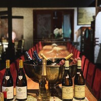 貝殻亭 - 歓送迎会、忘新年会、ご家族の集まりなどに重宝されるロングテーブル。