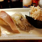 や台ずし - 追加のゲソ、ハマチ、カニ風サラダ軍艦