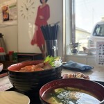 どんぶり亭 まつもと - 奥に聖子ちゃん