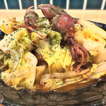 BOXX TOKYO - 春キャベツとホタルイカのアンチョビ炒め