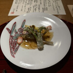 おかもと - 1、先附
      琵琶湖の稚鮎、タラの芽の南蛮酢の餡掛け。花びら百合根、ホワイトアスパラガスの粒マスタード。