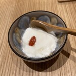 中華鉄板 上上 - 杏仁豆腐は生クリームの甘み、レモン汁の酸味。こだわった味！