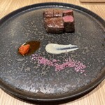 中華鉄板 上上 - 鉄板焼きの肉、白のソースは腐乳。初めて食べたがこれは旨い！