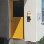 まるいち食堂 - 食堂入口黄色の扉