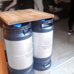 日ノモトブルーイング&ビアスタンド - お店のビール樽のテーブル