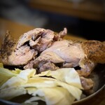 こじゃんと酒場 タチドマル - 鶏もも一本焼き・断面
