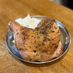 こじゃんと酒場 タチドマル - ■鶏もも一本焼き ¥990
