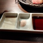 肉の頂 - タレ3種、左手はレモン