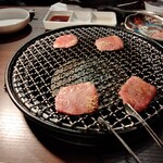 肉の頂 - タン、焦げないよう慎重になりすぎている？！