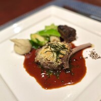キャトル・フイユ - 骨つき仔羊ロース肉の香草パン粉ロースト